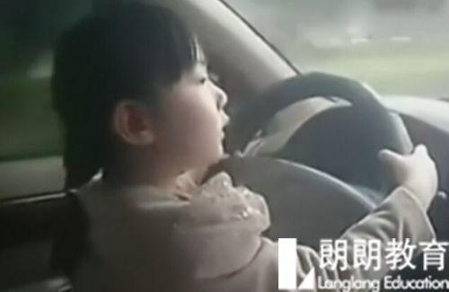 黄发女孩开车吃瓜,意外成为“吃瓜群众”焦点