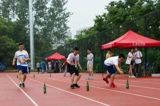 农大操场吃瓜,瓜香四溢，欢乐共享的夏日时光